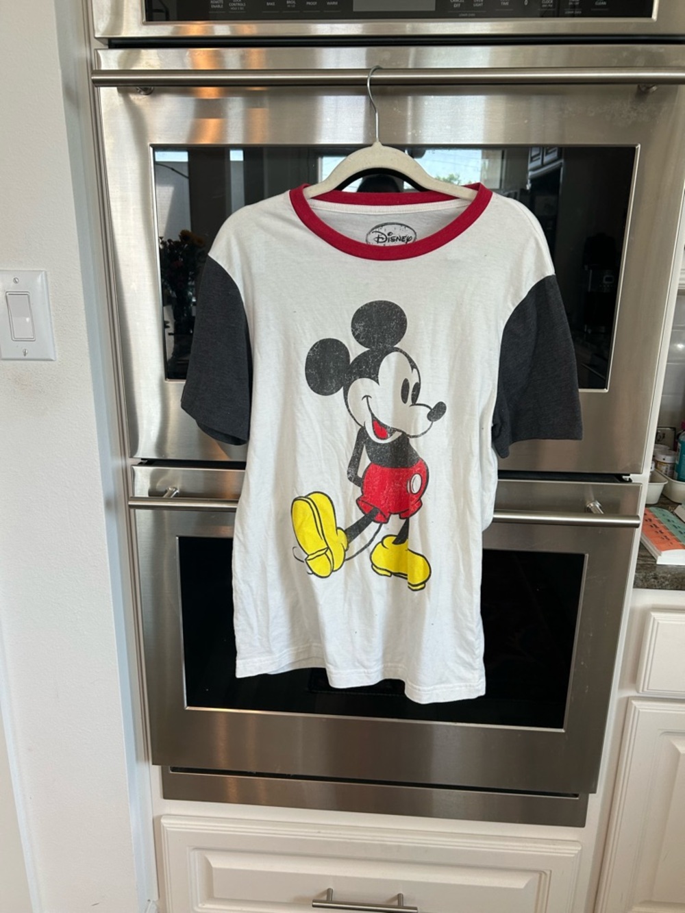 Disney men’s vintage style Mickey Graphic tee size M has wear GUC